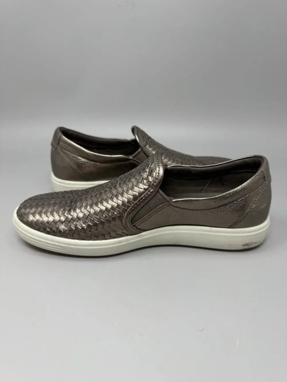 Ecco Soft 7 Shoes Women’s SIZE 8 Woven Slip On Sneakers Metallic Leather Bronze